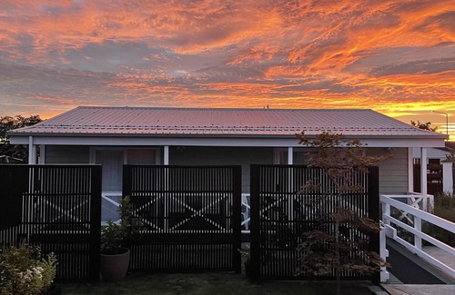 Burnside Cottage | Spacious sunny cottage (airport close, family, pet friendly, disability access)