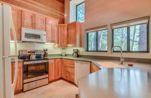 Overlook Park House | Spacious Sunriver Home on Golf Course with Hot Tub, SHARC Passes & Game Room