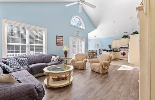 Garden City House | Spacious Surfside Beach Home Minutes from the Ocean. Pet-Friendly!