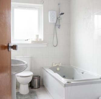 Dundee Villa | Spacious Three Bedroom Detached Bungalow in Dundee with large Gardens