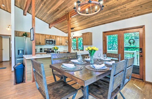 Tobyhanna Cabin | Spacious Tobyhanna Retreat w/Deck & Gas Grill!