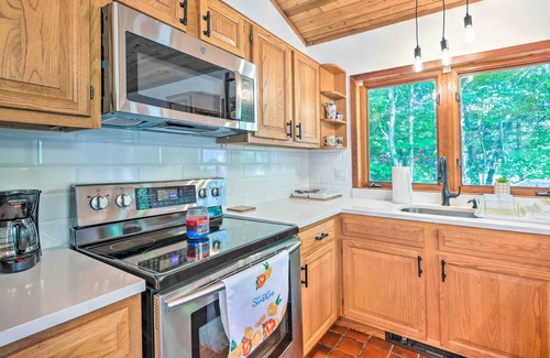 Tobyhanna Cabin | Spacious Tobyhanna Retreat w/Deck & Gas Grill!