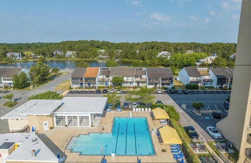 North Shores House | Spacious Townhouse Steps to Private Beach, Pool & Tennis Courts