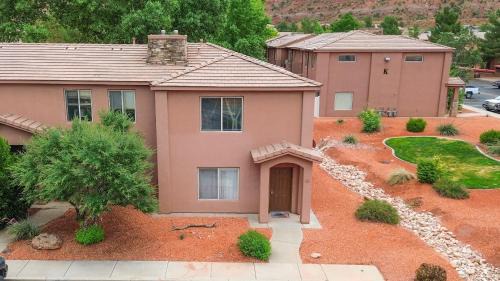 Kanab House | Spacious Townhome by Utah National Parks Sleeps 8