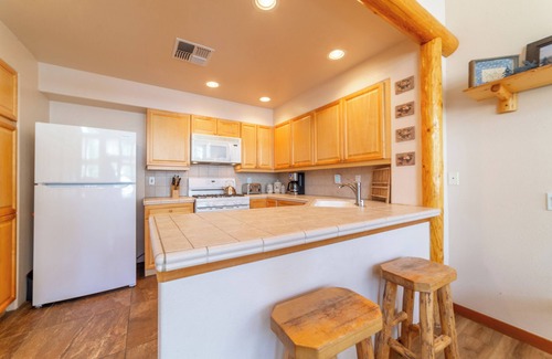 June Lake House | Spacious Townhome + Deck & Views 427