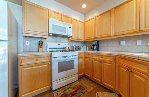 June Lake House | Spacious Townhome + Deck & Views 427
