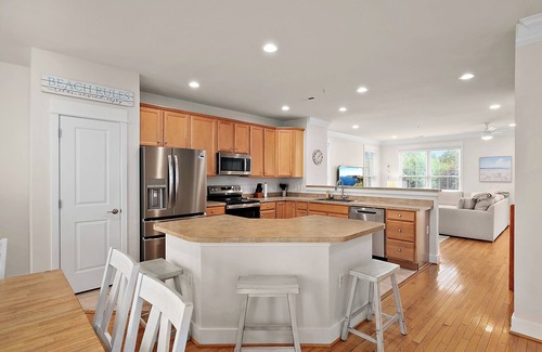 West Ocean City House | Spacious Townhome | Pool | Bay Views | Shopping