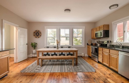 Valley Street House | Spacious Townhome Style Aptnn