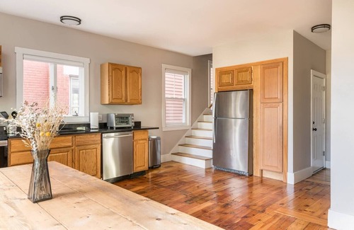 Valley Street House | Spacious Townhome Style Aptnn