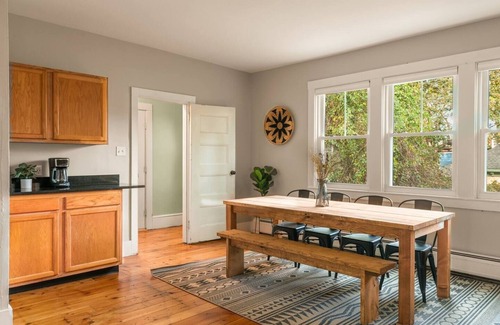 Valley Street House | Spacious Townhome Style Aptnn