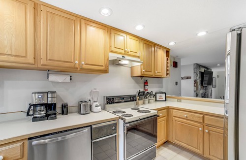 Stratton Mountain House | Spacious townhome with fireplace & washer/dryer - steps to lifts & Après ski