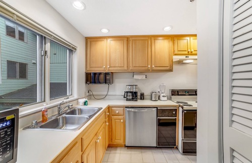 Stratton Mountain House | Spacious townhome with fireplace & washer/dryer - steps to lifts & Après ski