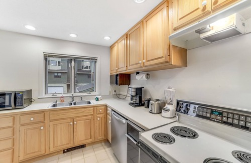 Stratton Mountain House | Spacious townhome with fireplace & washer/dryer - steps to lifts & Après ski