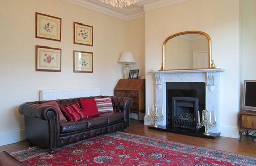 Hele House | Spacious townhouse - a short walk to harbour, beaches, shops and restaurants