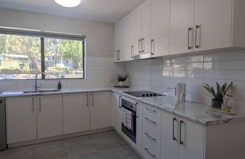Torrens House | Spacious Townhouse @Farrer & Parking (2 vehicles)