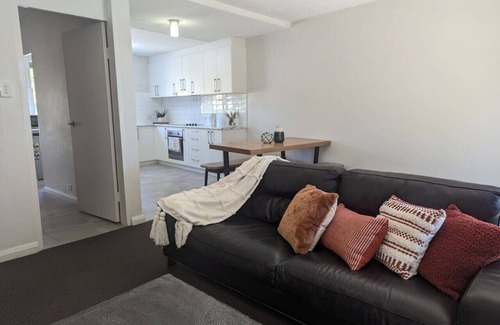 Torrens House | Spacious Townhouse @Farrer & Parking (2 vehicles)