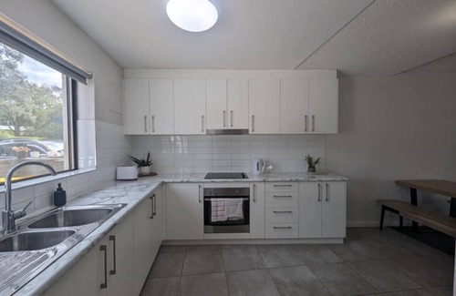 Torrens House | Spacious Townhouse @Farrer & Parking (2 vehicles)