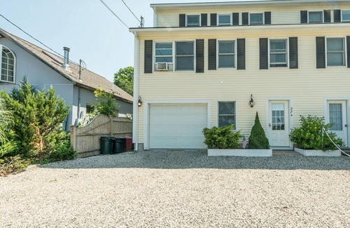 York Beach House | SPACIOUS TOWNHOUSE NEAR SHORT SANDS BEACH