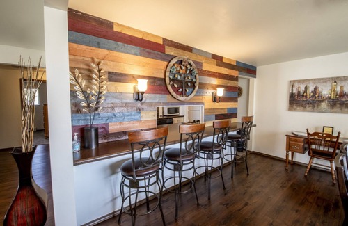 Ashwaubenon House | Spacious Townhouse - 1 mile from Lambeau