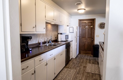 Ashwaubenon House | Spacious Townhouse - 1 mile from Lambeau