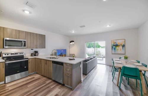Golden Glades House | Spacious Townhouse with Free Parking in Miami