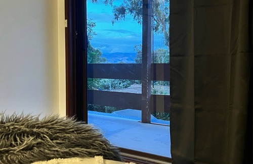 Wanniassa House | Spacious Treetop Retreat with Jacuzzi, Fireplace & Lovely Views. Pet friendly.