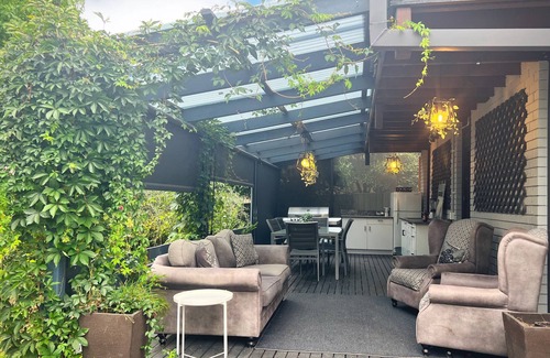 Wanniassa House | Spacious Treetop Retreat with Jacuzzi, Fireplace & Lovely Views. Pet friendly.