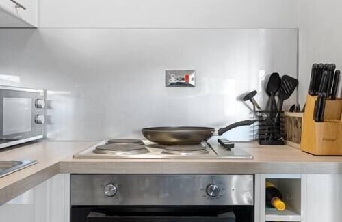 Maidstone Condo | Spacious & trendy studio apartment in Maidstone