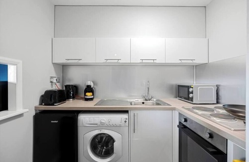 Maidstone Condo | Spacious & trendy studio apartment in Maidstone