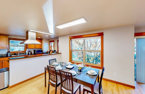 Atlantic House | Spacious Tri-Level Townhome, near Seahawks & Mariners stadiums & downtown
