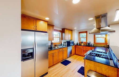 Atlantic House | Spacious Tri-Level Townhome, near Seahawks & Mariners stadiums & downtown