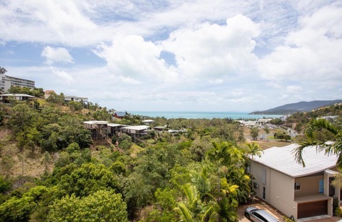Airlie Beach Apartment | Spacious Tropical Sanctuary Ocean views