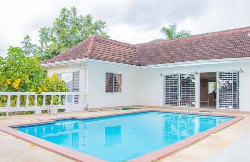 Montego Bay Villa | Spacious Tropical villa with bar & pool — 5 minutes away from beach