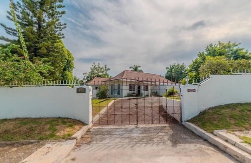Montego Bay Villa | Spacious Tropical villa with bar & pool — 5 minutes away from beach