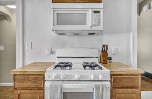 Cleveland Heights House | Spacious Tudor Retreat for Families & Friends, 9BR, Sleeps 24