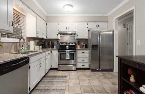 Olathe House | Spacious,TV in all BEDROOMS,KingBeds,FencedYard