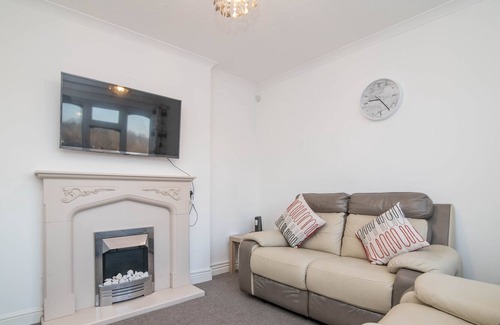 Brierley Hill House | Spacious Two-Bed House with Parking and Garden