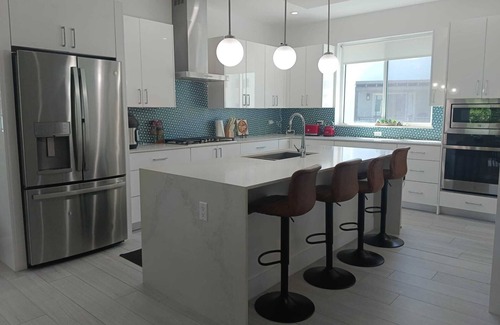 George Town House | Spacious Two-Bedroom Townhouse in Gated Community - 5 min drive to the beach!n
