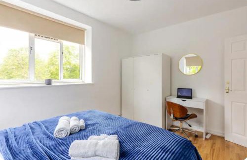 Queenstown Apartment | Spacious Two Bedroom Apartment in Battersea, Free Parking