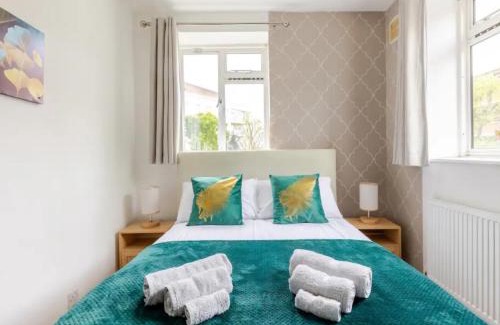 Queenstown Apartment | Spacious Two Bedroom Apartment in Battersea, Free Parking