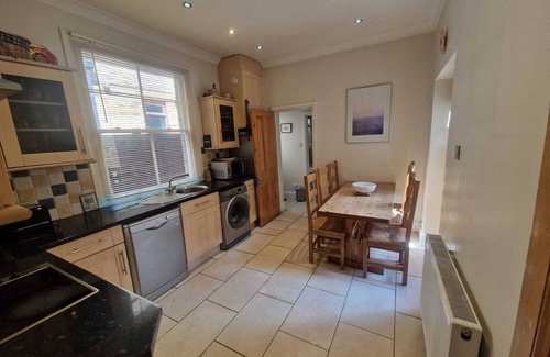West Ealing Apartment | Spacious two bedroom garden flat close to West Ealing Elizabeth line station