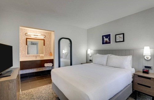 Sunnyvale Resort | Spacious Two-Bedroom Suite with Free Breakfast and Outdoor Pool Access!