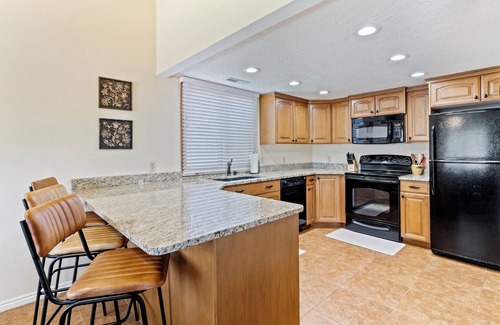St. George Condo | Spacious Two-level/4 bdrm/Sleeps 16/Pools & Hot Tubs/Mini-Golf/Family friendly!