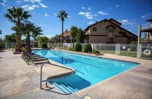 St. George Condo | Spacious Two-level/4 bdrm/Sleeps 16/Pools & Hot Tubs/Mini-Golf/Family friendly!