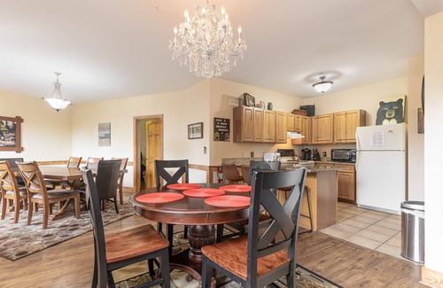 Pigeon Forge Condo | Spacious Two-Level Condo! 5 Min to Dollywood~Heart of Pigeon Forge~Sleeps 6!