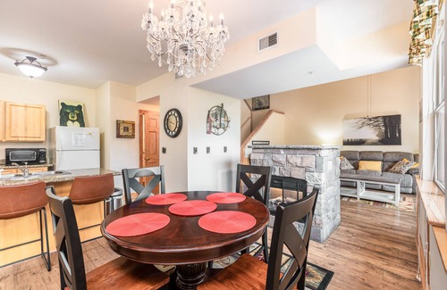 Pigeon Forge Condo | Spacious Two-Level Condo! 5 Min to Dollywood~Heart of Pigeon Forge~Sleeps 6!