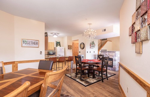 Pigeon Forge Condo | Spacious Two-Level Condo! 5 Min to Dollywood~Heart of Pigeon Forge~Sleeps 6!