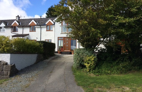 Llanddona House | Spacious Ty Adeiladwr Cwch, with stunning mountain views near Red Wharf Bay