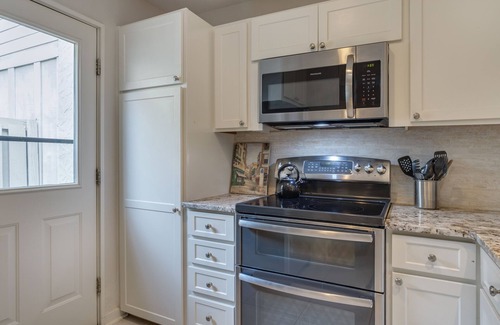 Palmetto Dunes Villa | Spacious, updated dog-friendly villa seconds to the pool & minutes to the beach!