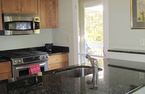 Warren Condo | Spacious updated condo close to the slopes (Paradise condo)